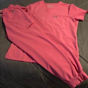 Figs Women’s Pink Scrub Set Catarina top (M) and Zamora bottom (S)